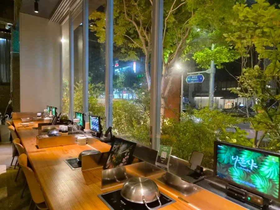 Window-side solo seats with individual induction stoves