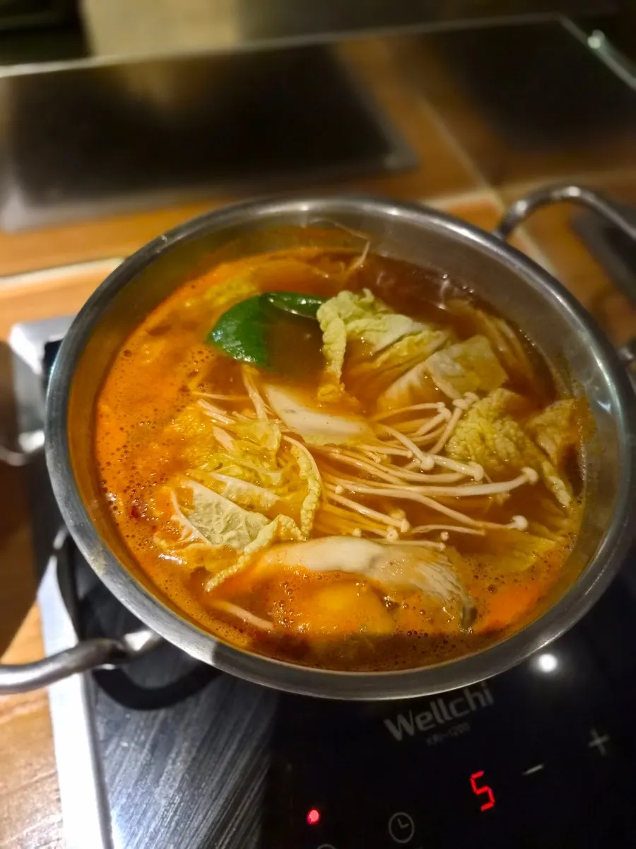 Spicy broth pot with vegetables added first