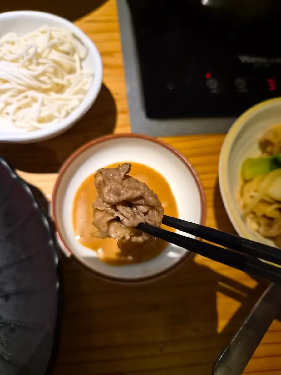 Spicy broth turned richer after adding meat