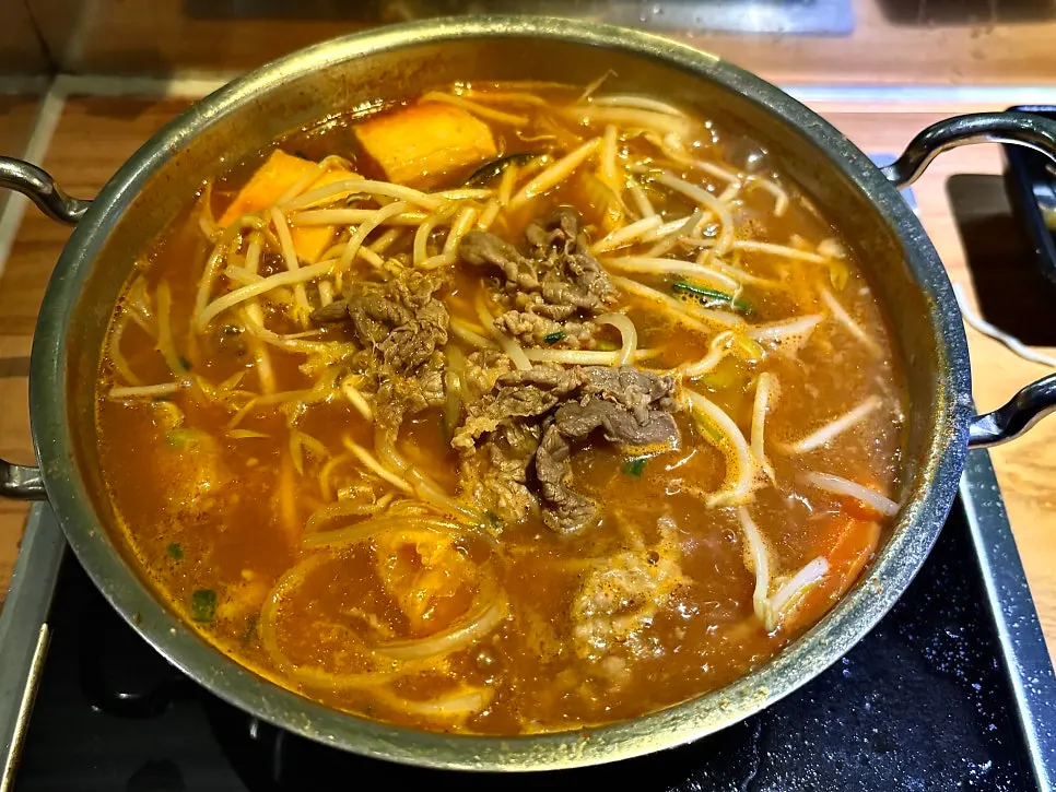 매콤탕에 소고기를 넣어 끓이는 1인 샤브 팟