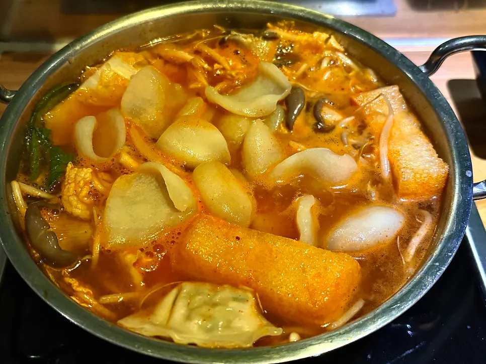 팔팔 끓는 나혼샤 매콤 육수와 고기