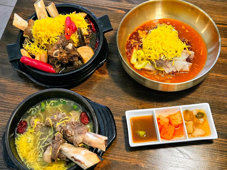 기본찬과 메인 요리가 함께 차려진 한상차림