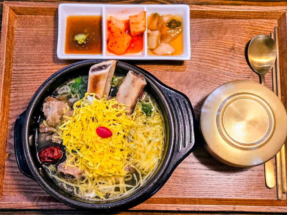 뚝배기에 끓으며 나온 옥갈비탕