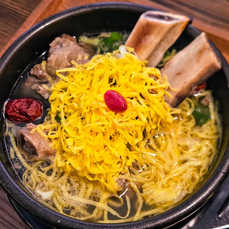 계란 지단이 가득 올라간 갈비탕 클로즈업
