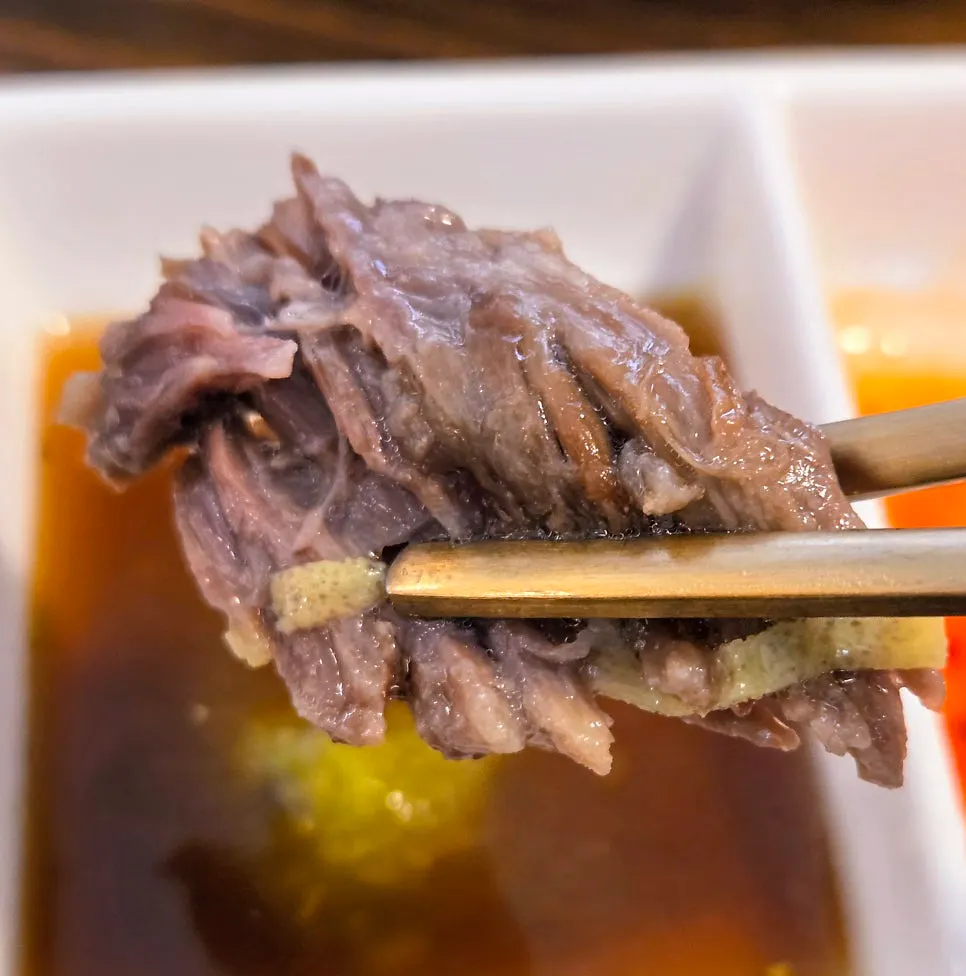 큼직한 갈빗대에 붙은 두툼한 갈비탕 고기