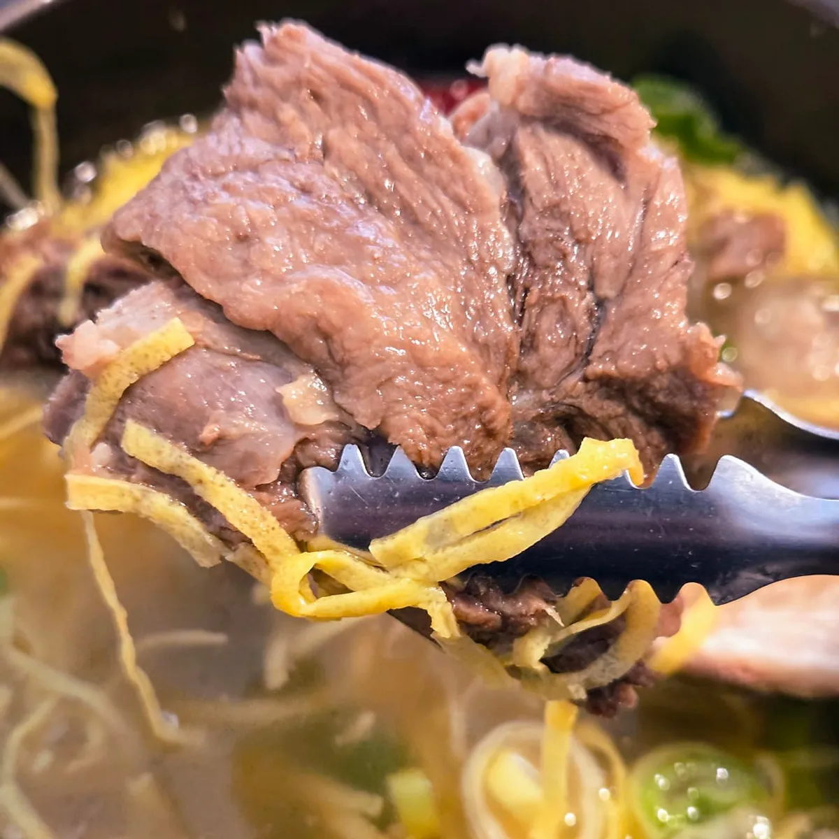 뼈에서 부드럽게 분리되는 갈비탕 살코기