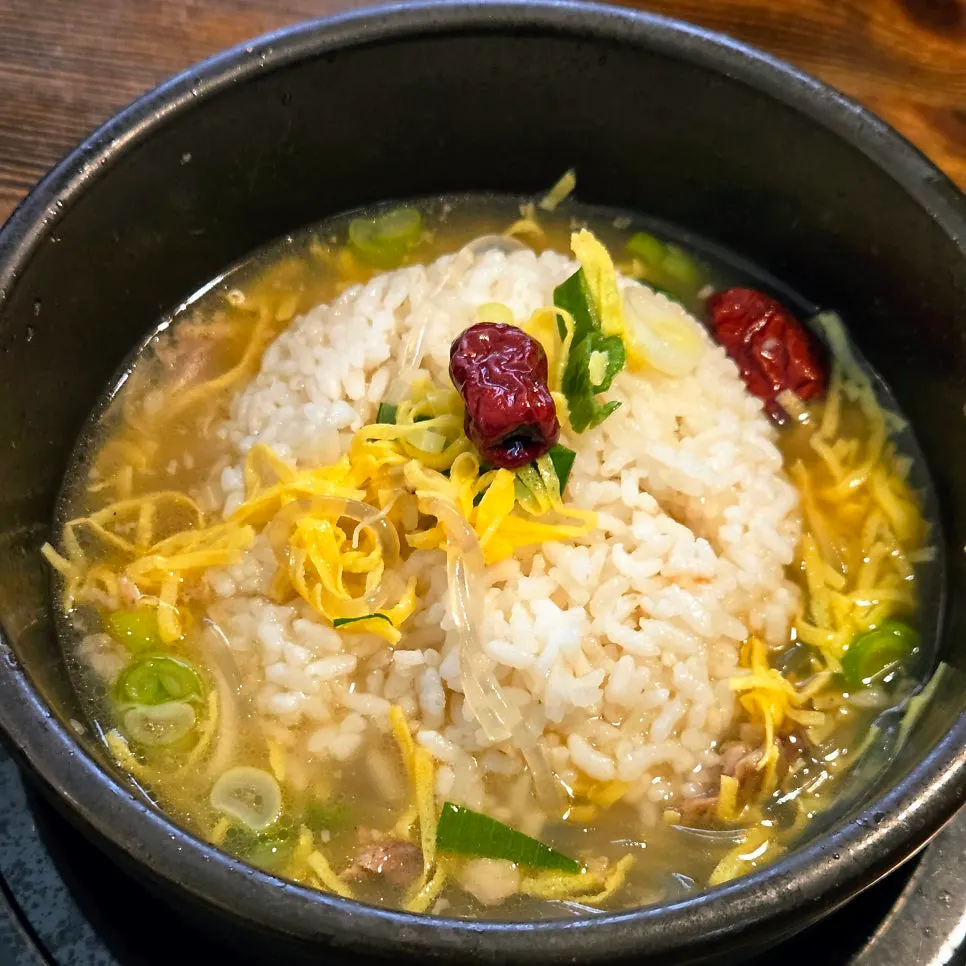 기름기를 걷어낸 맑은 갈비탕 국물