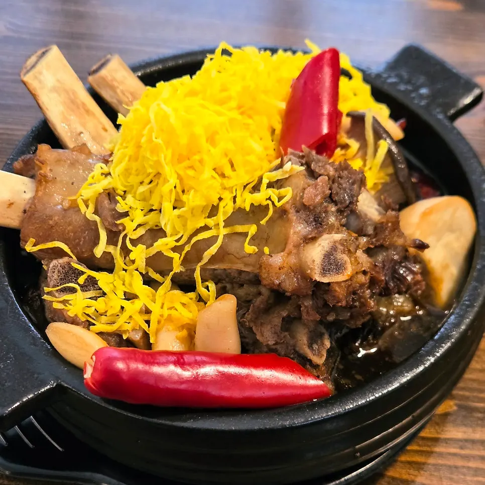 양념이 자작하게 배어든 옥갈비찜 한 접시