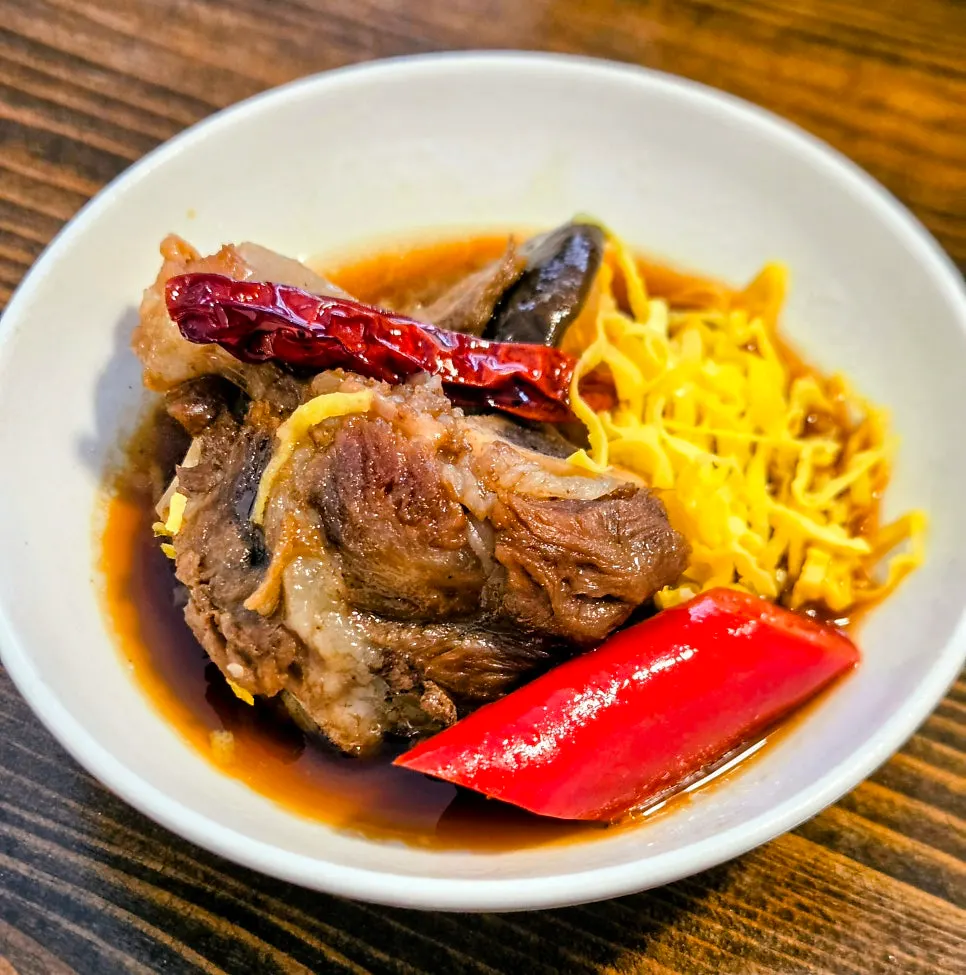 부드럽게 익은 갈비찜 고기 클로즈업