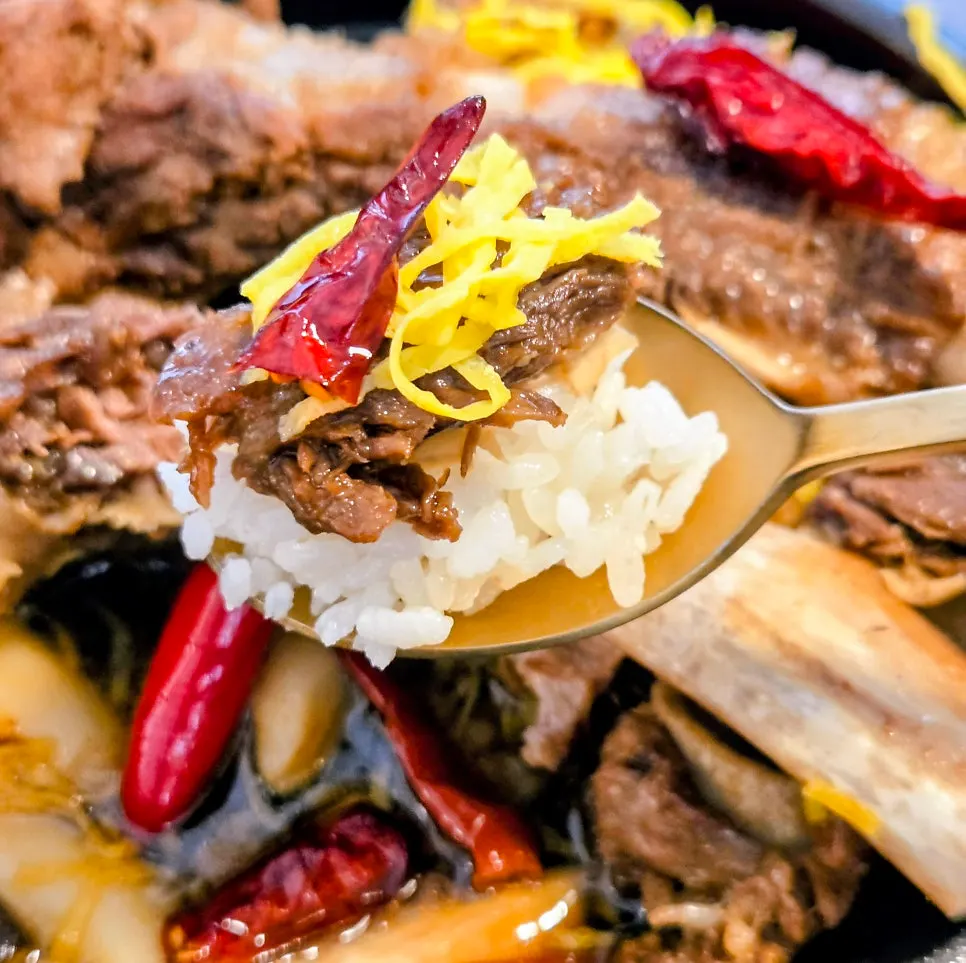 젓가락으로 집어 올린 옥갈비찜 고기