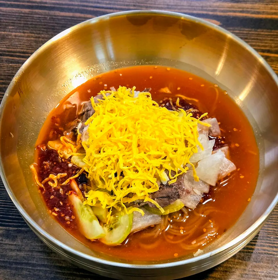 매콤새콤한 양념이 올라간 비빔냉면