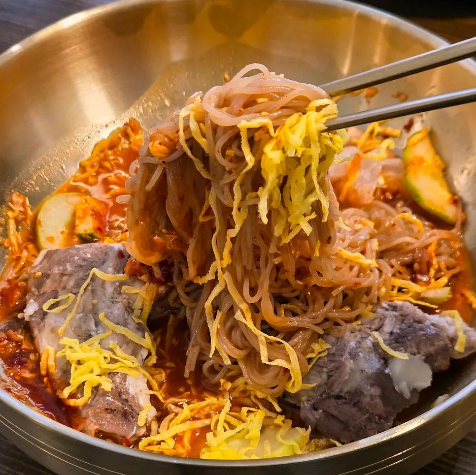 쫄깃한 면발의 비빔냉면을 비벼놓은 모습