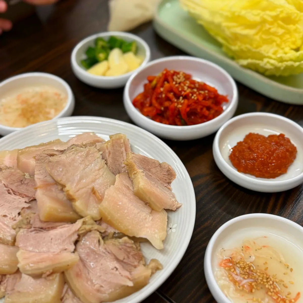 평이담백 뼈칼국수 본점 보쌈수육 한 상 대표 사진