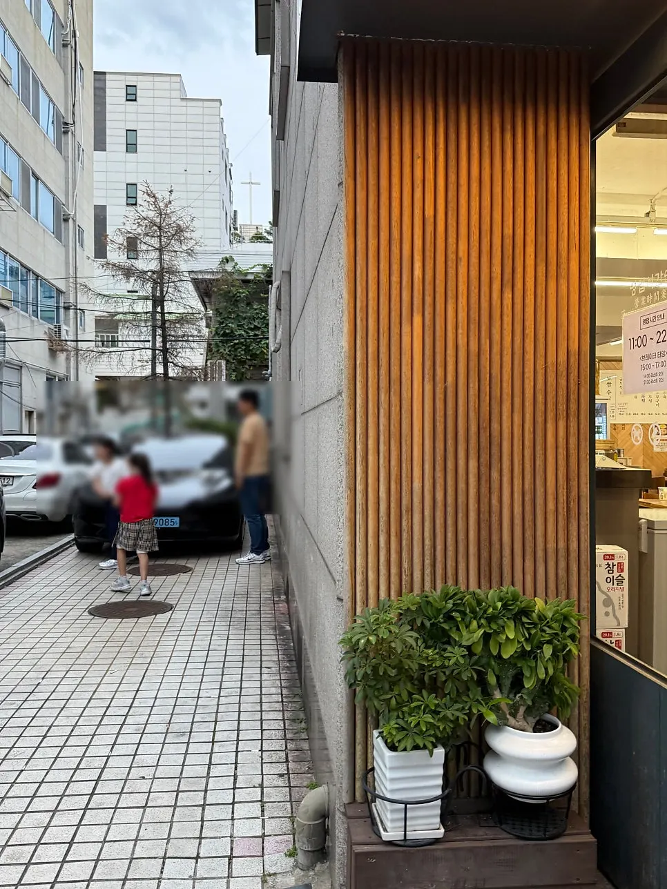 매장 옆 주차공간이 있는 평이담백 뼈칼국수 본점 입구