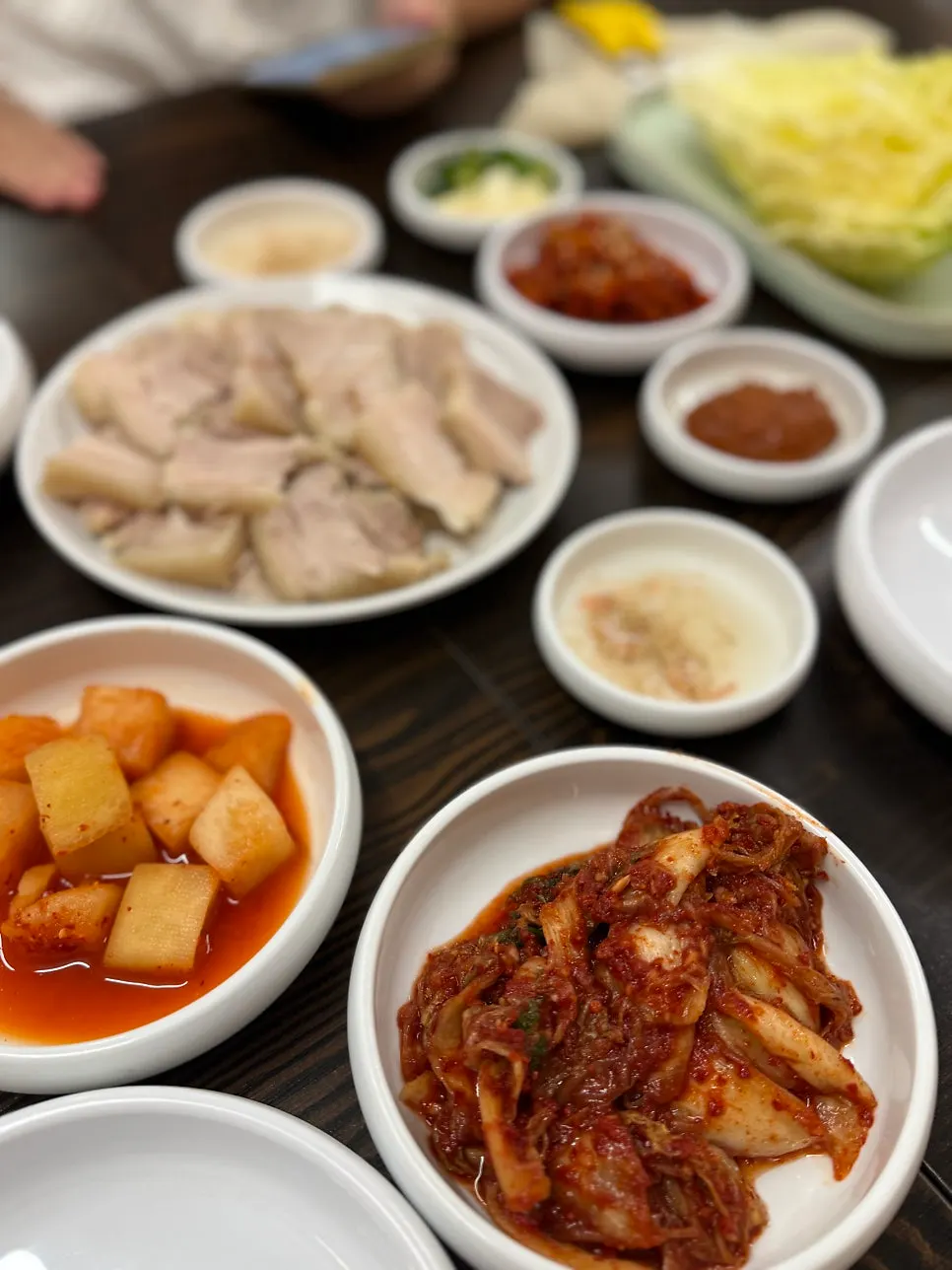 김치와 함께 차려진 반찬 접시들