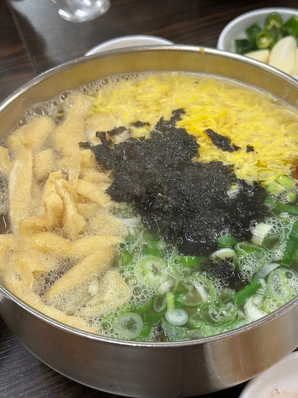 새우젓에 찍은 두툼한 수육 한 점