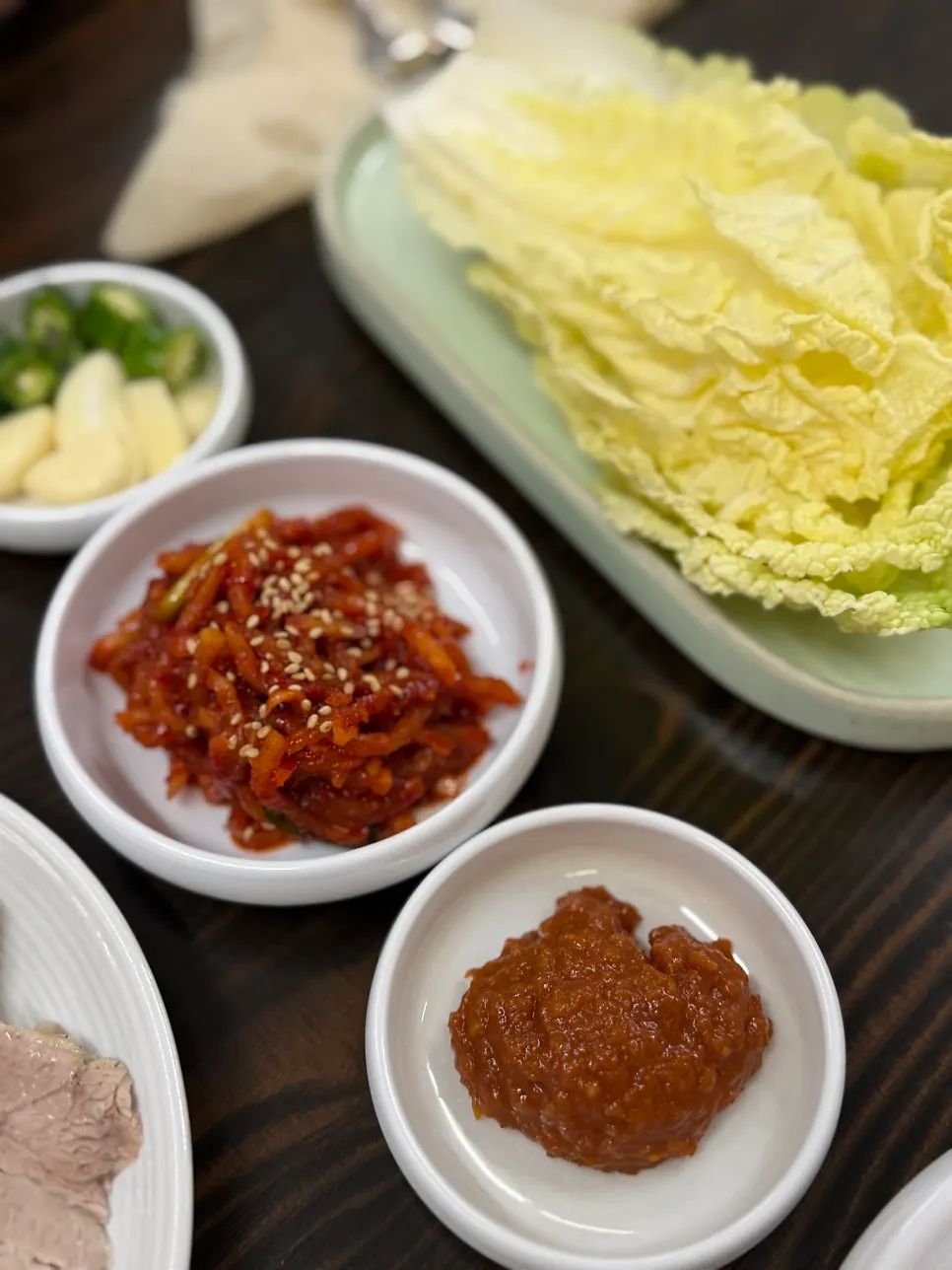 보쌈수육과 쌈 채소 상차림