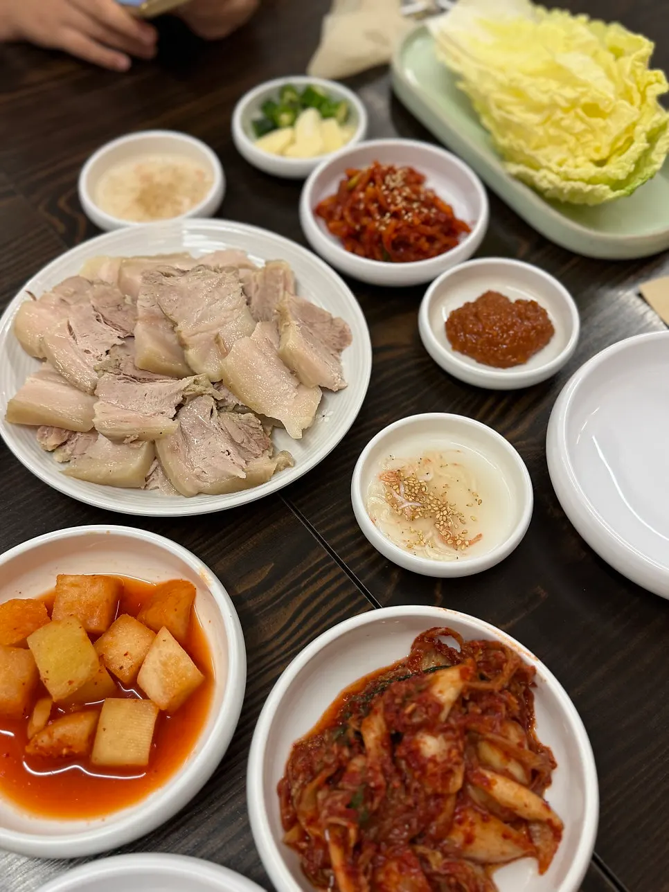 찰진 면발을 건져 올린 멸치칼국수