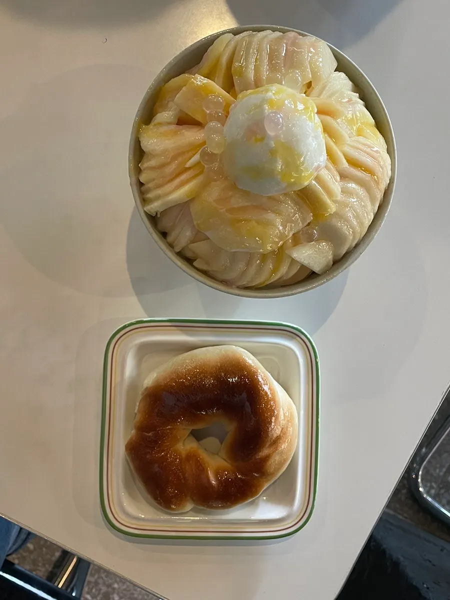 백도 복숭아가 올라간 순테라스 복숭아빙수