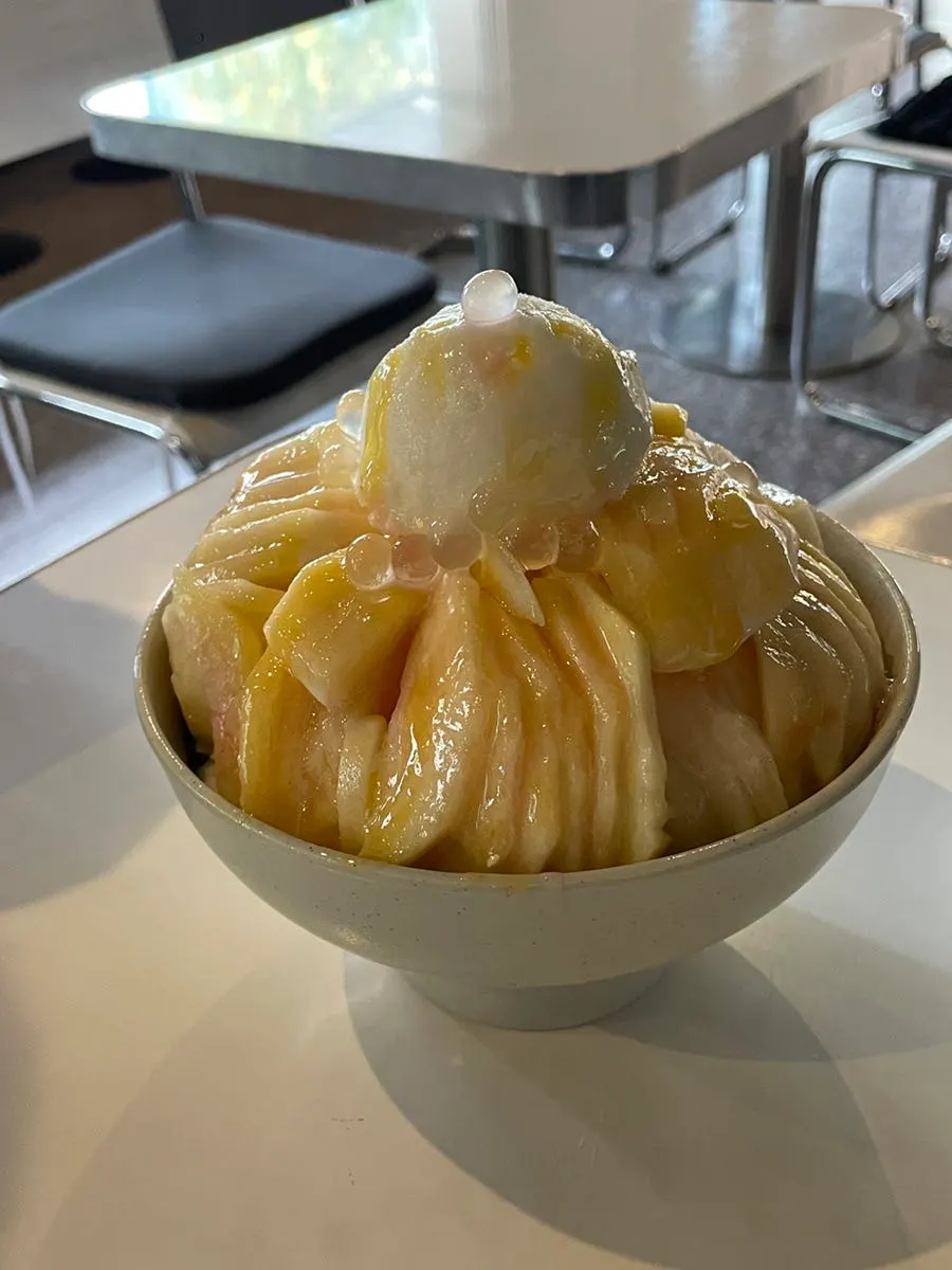 우유 눈꽃빙수 위 복숭아 토핑 클로즈업