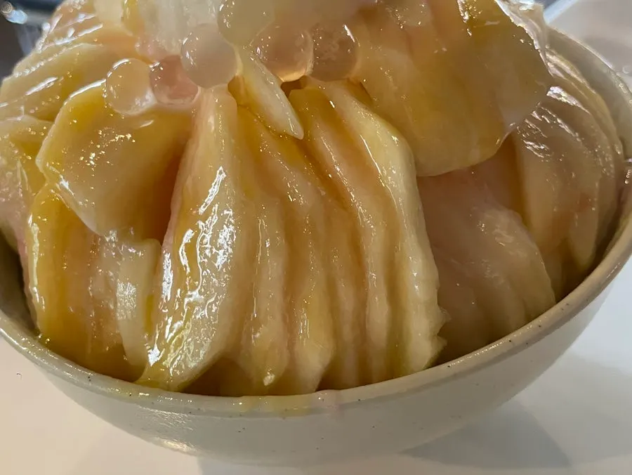 과즙 가득한 백도 복숭아 토핑