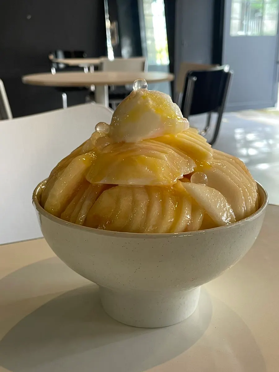 복숭아가 넉넉히 올라간 빙수 한 그릇