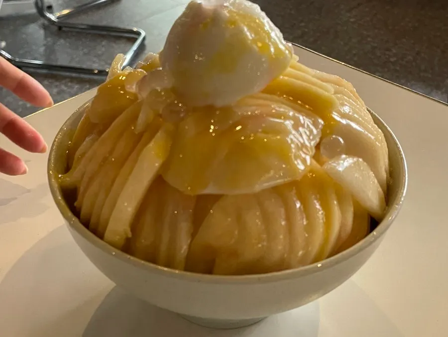 테이블에 놓인 순테라스 복숭아빙수