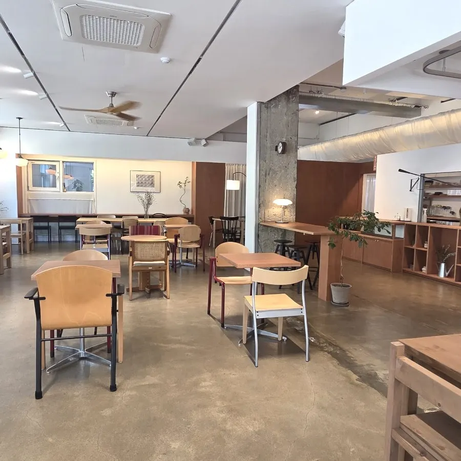 Stylish space in a wood-toned café