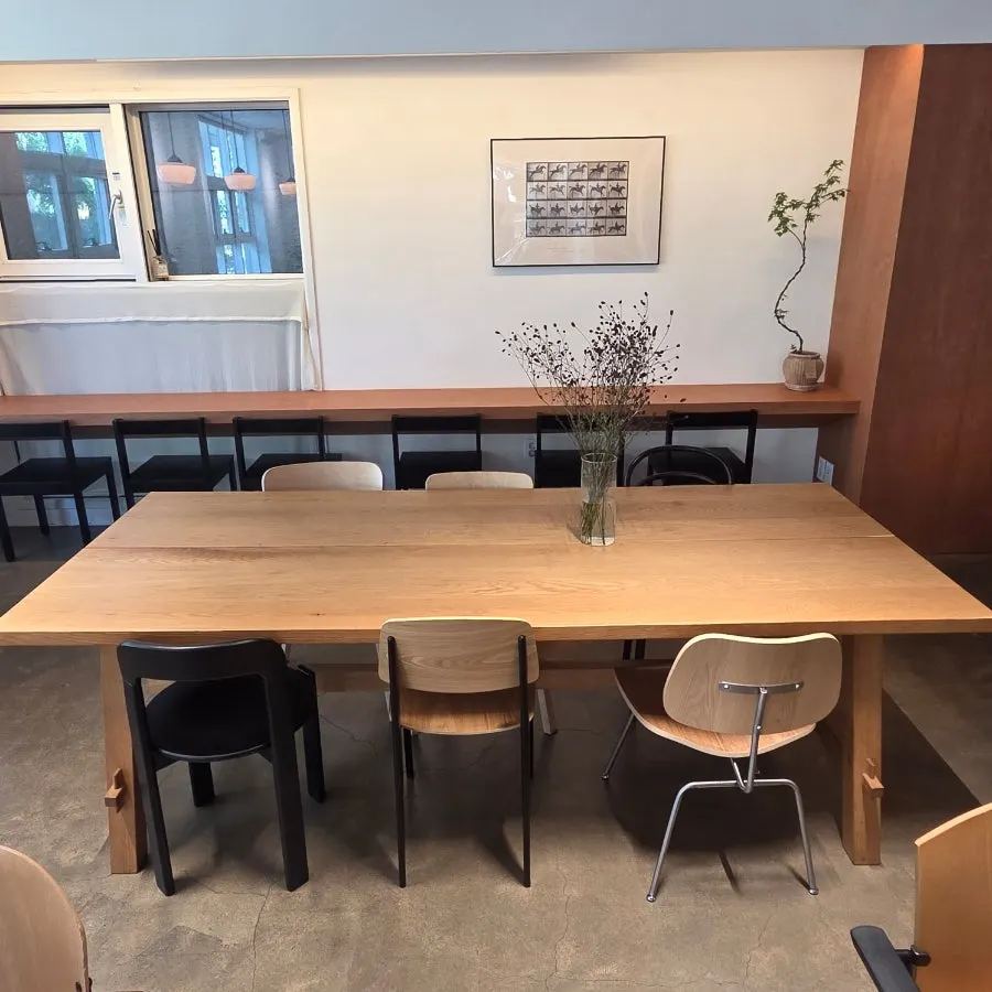 Relaxing café space complemented by music