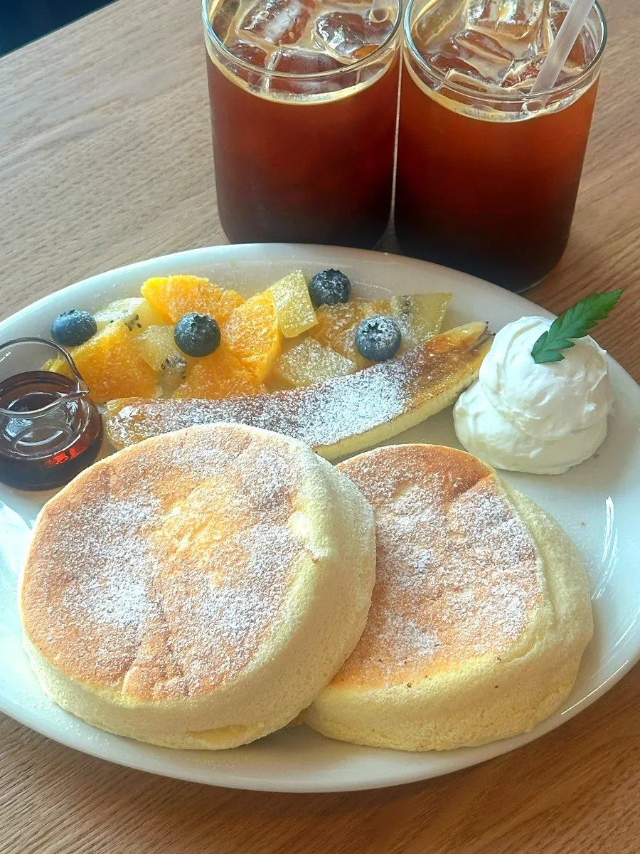 Fruit soufflé cake with iced decaf americano