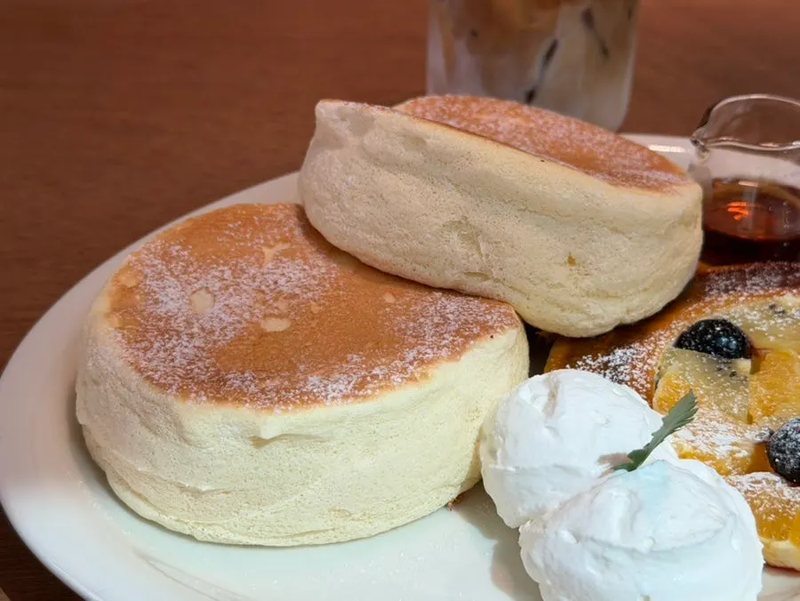 Plated fruit soufflé pancake