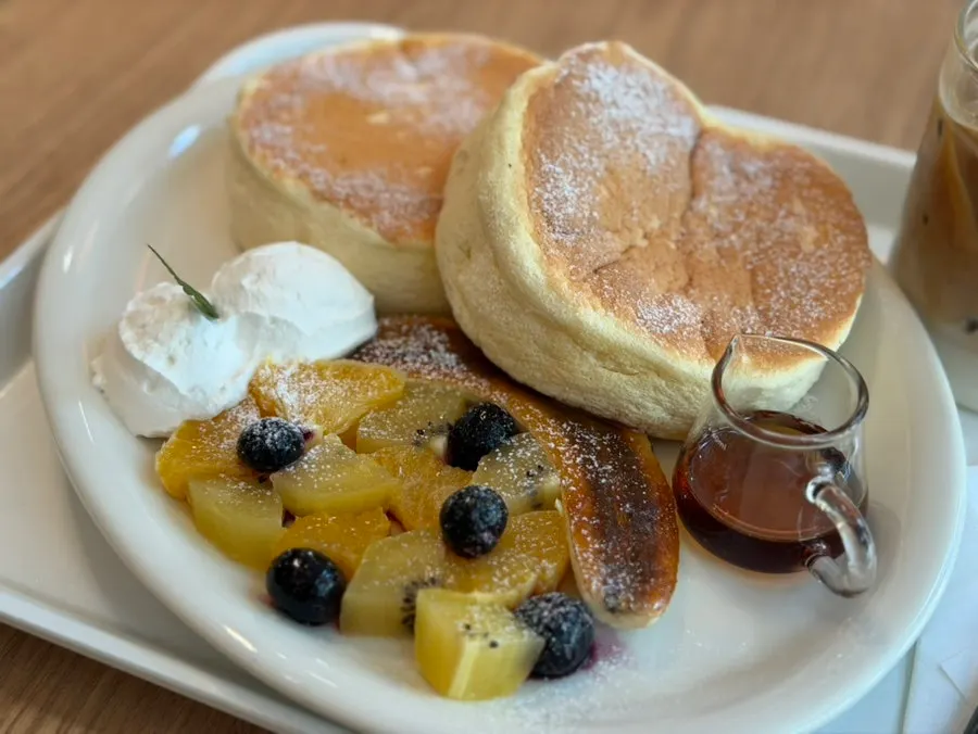 Fluffy soufflé pancakes and fruit