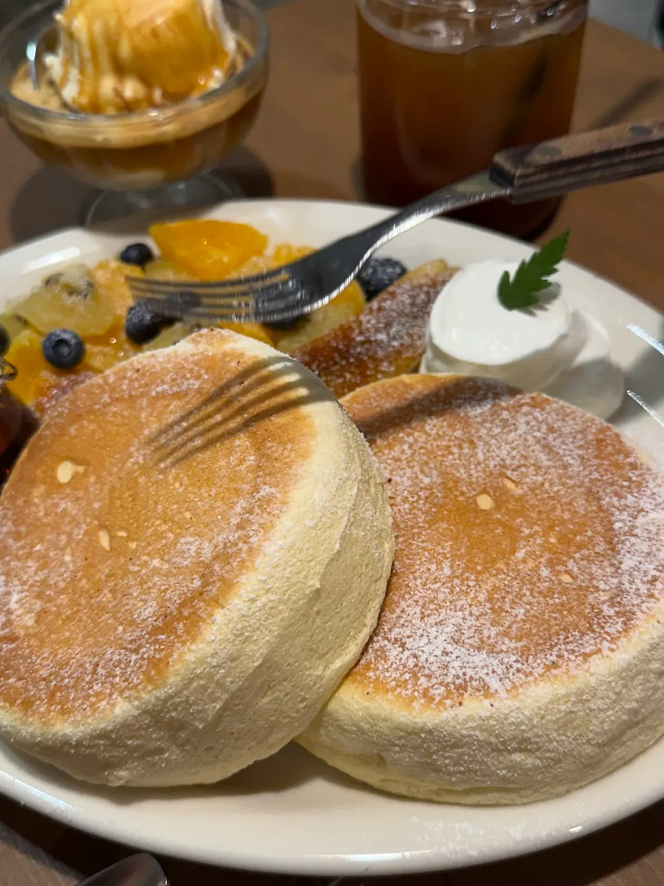 Fruit soufflé with fruit and cream
