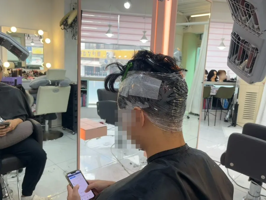 Consultation for men's haircut and down perm