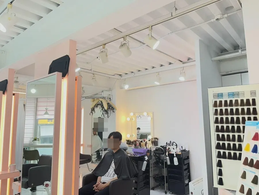 Interior of the salon, which aims for easy at-home styling