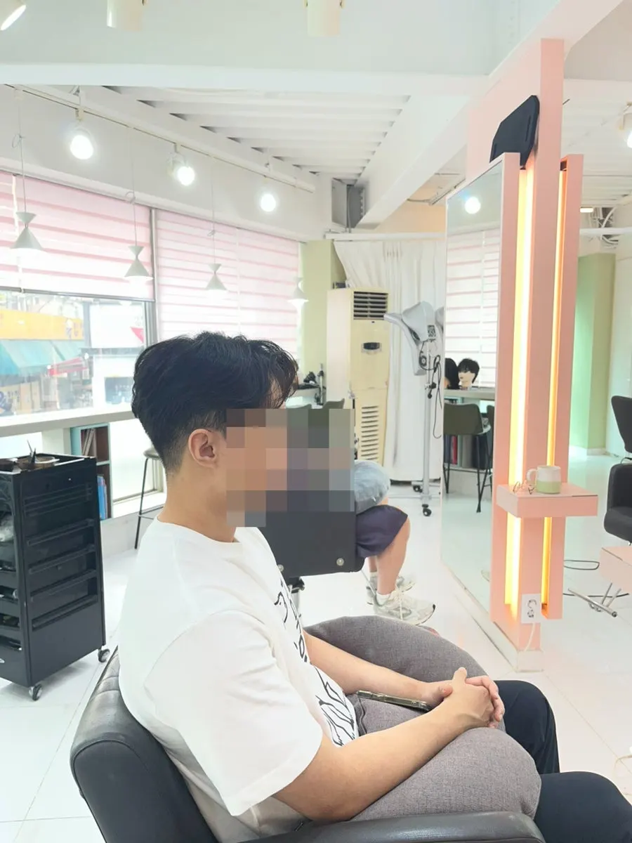 Finishing touches on the men's hairstyle