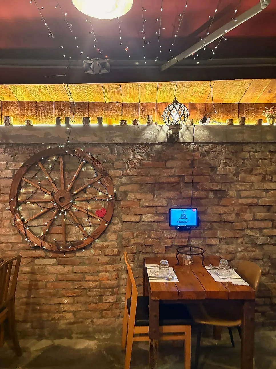 The evening atmosphere inside Hongdae Hwadeok Pizza