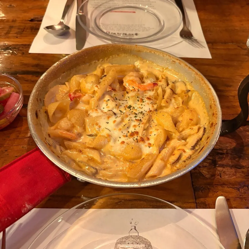 The full spread with half-and-half pizza and gamberi crema penne