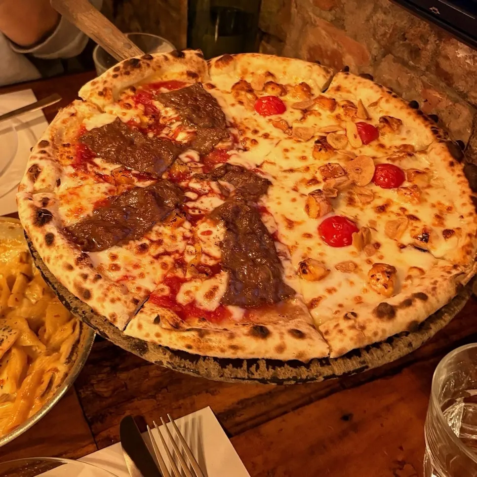 The wood-fired pizza served as Manjo and Croccante halves