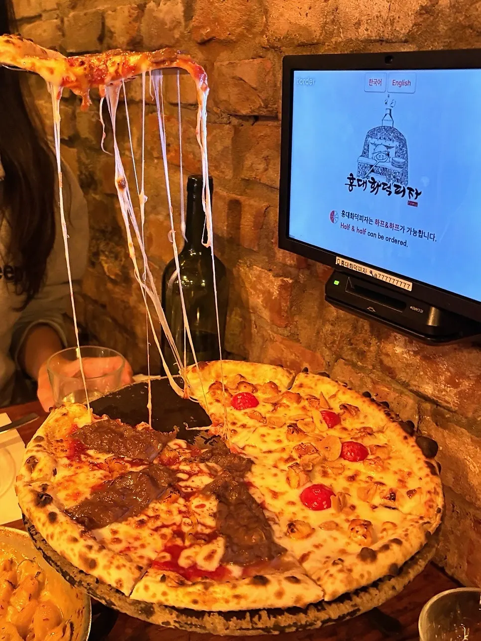 A slice of Manjo pizza being lifted
