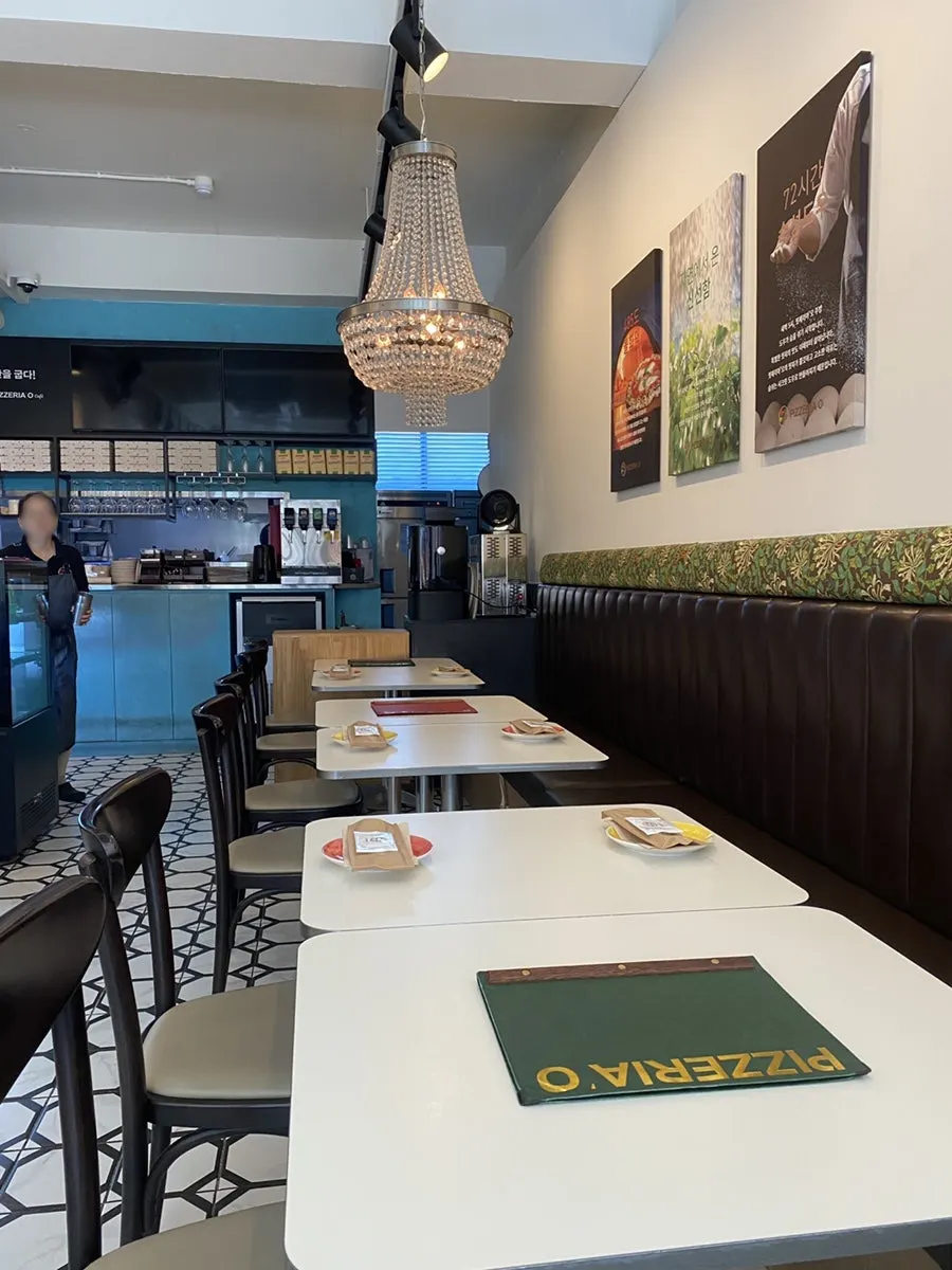 Table setting at Pizzeria O Hapjeong Station