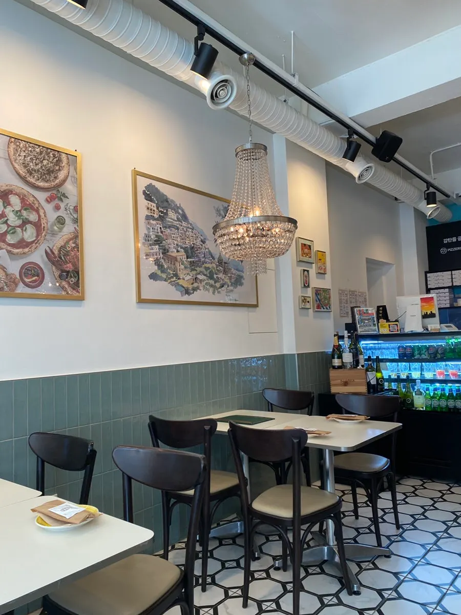 Evening scene inside Pizzeria O Hapjeong Station