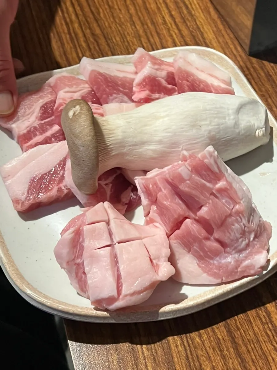 숙주양념을 곁들인 고기 상차림