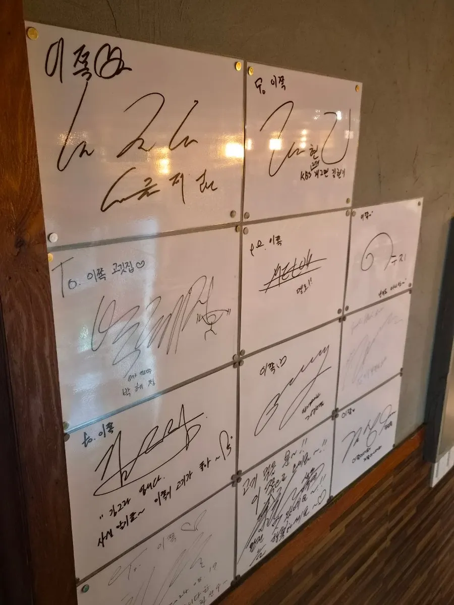 이쪽 김치삼겹살 간판과 주변 거리