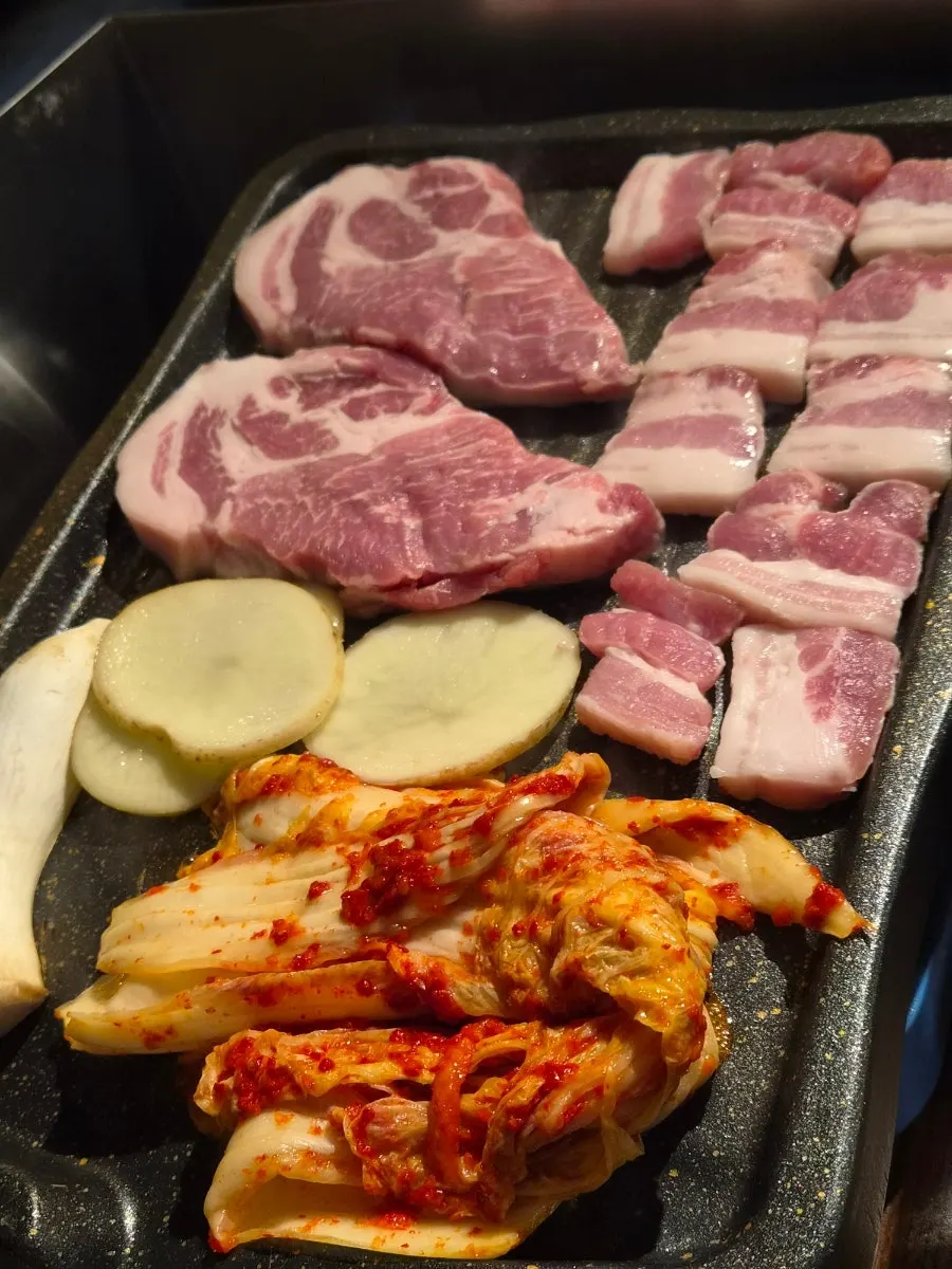 직원이 고기를 구워주는 그릴링 서비스
