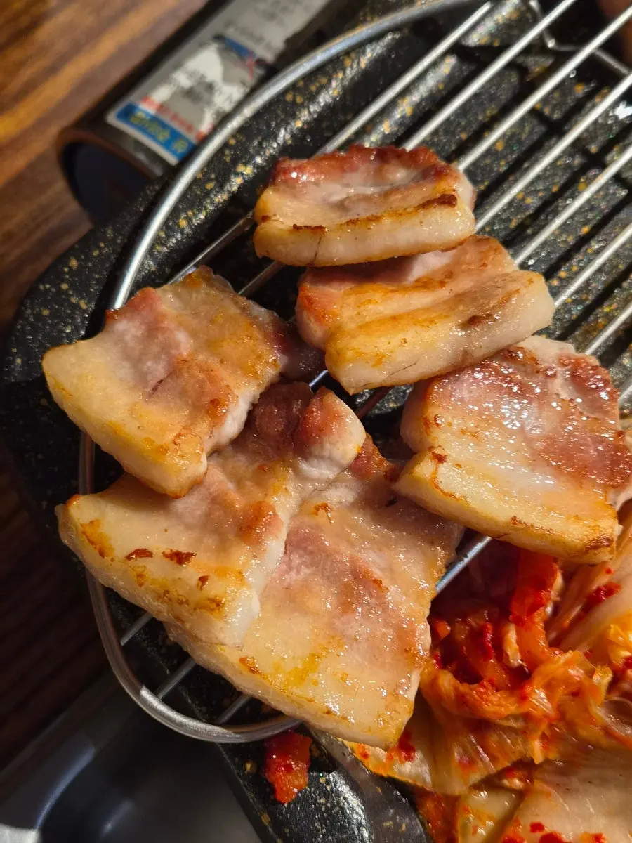 두툼하게 구워지는 삼겹살 두께감