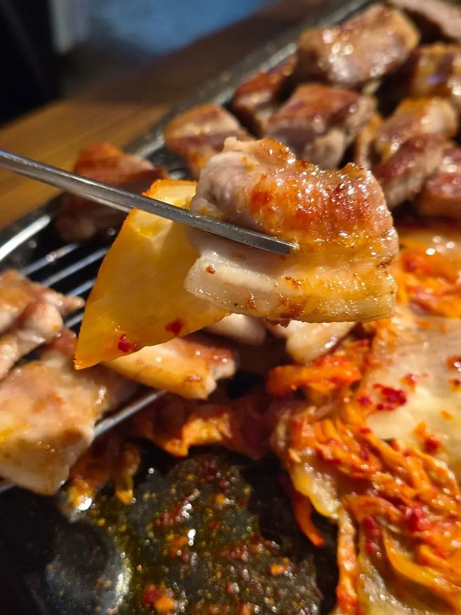고기와 함께 차려진 반찬들