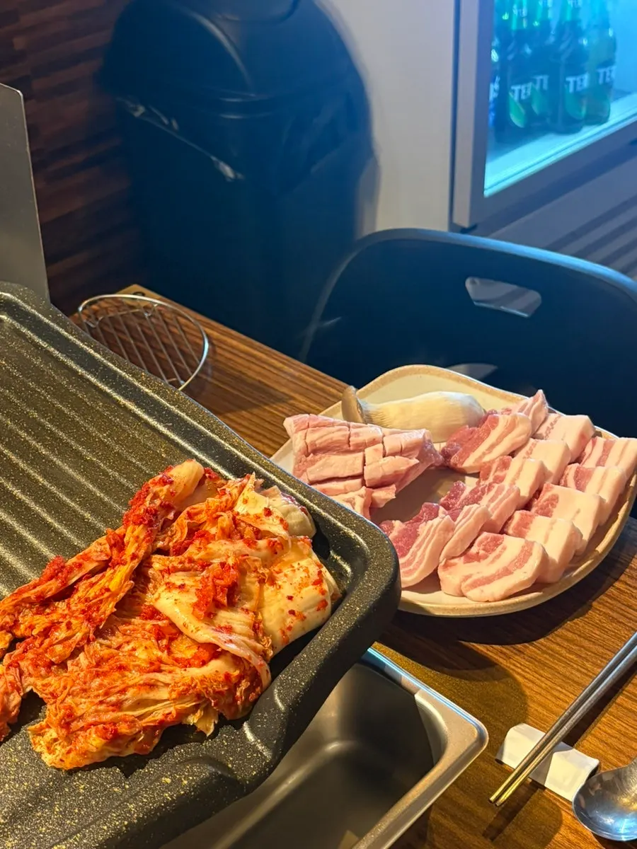 반찬이 차려진 테이블 세팅