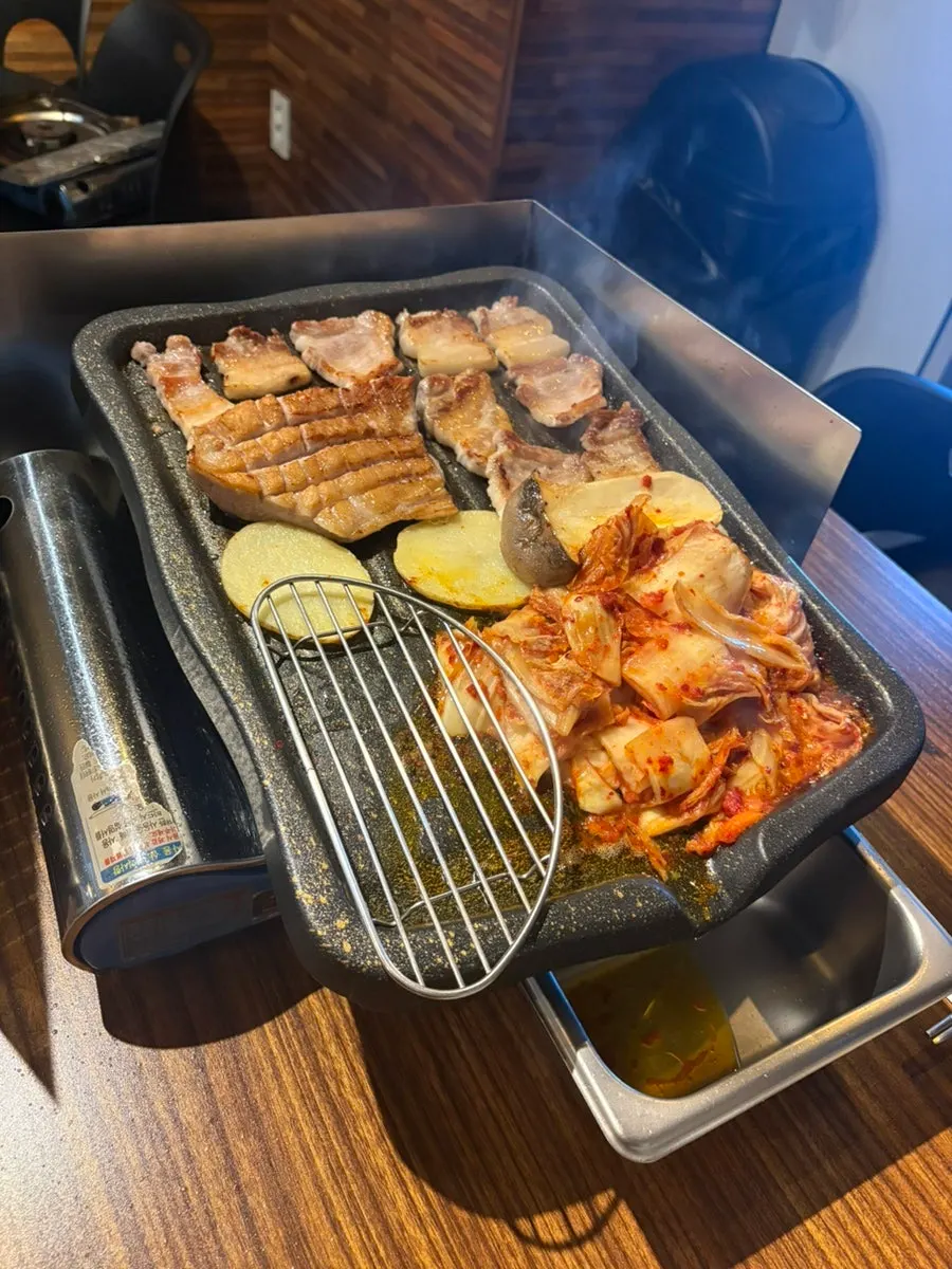 고기와 함께 구워지는 김치