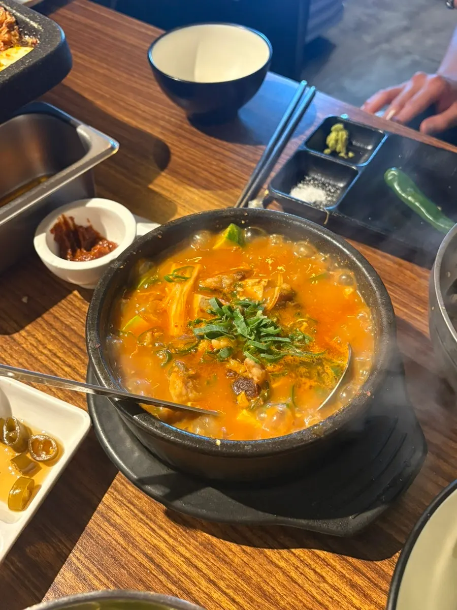 다 구워진 삼겹살과 구운 김치